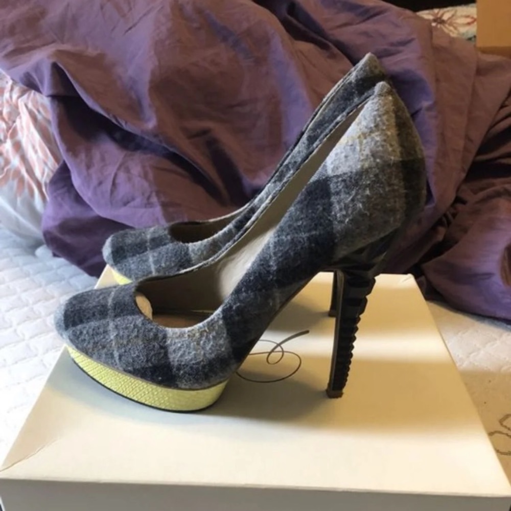 Size 8 Rachel Roy’s (yellow and grey)